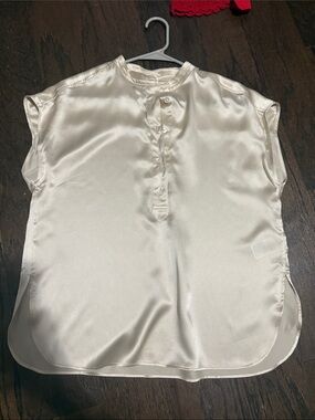 Banana republic 100% silk Ivory Cap-Sleeve Henley Blouse xs new